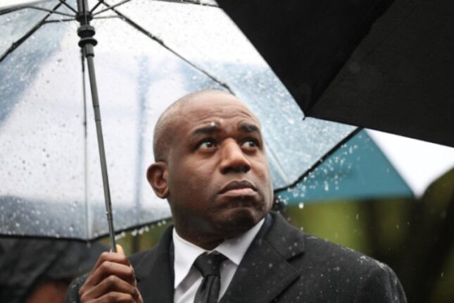 Böyük Britaniyada nazirin çıxışı etiraza səbəb oldu