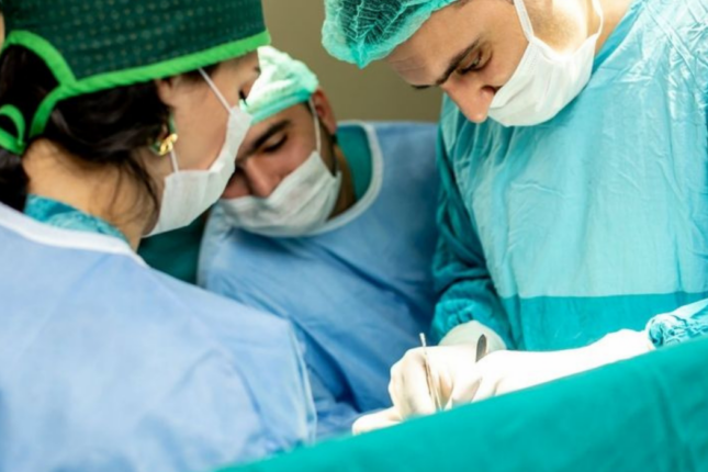 Sinəsindəki şişlərə görə əməliyyat edilən qadın həkim səhlənkarlığının qurbanı olub? – VİDEO