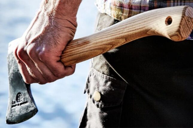 Arvadını qucaqlayan müəllimi baltalayan şəxslə bağlı QƏRAR