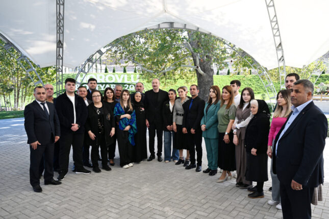 Prezident sakinlərlə görüşdü – Fotolar