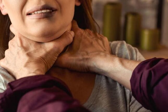 Qadın onu döyərək boğmaq istəyən ərini məhkəmədə bağışladı