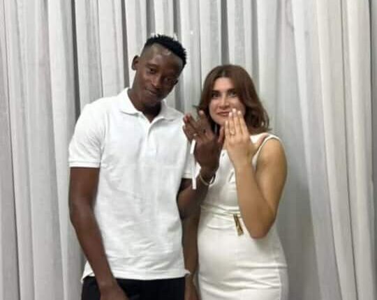 Kamerunlu futbolçu geri qayıtdı, azərbaycanlı xanımla nişanlandı (FOTO)