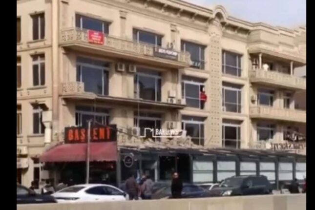 Bakıda binanın eyvanı restoranın ÜSTÜNƏ UÇDU – VİDEO