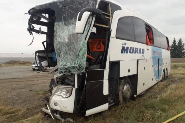Qazaxıstanda yük maşını avtobusla toqquşdu – 12 nəfər öldü