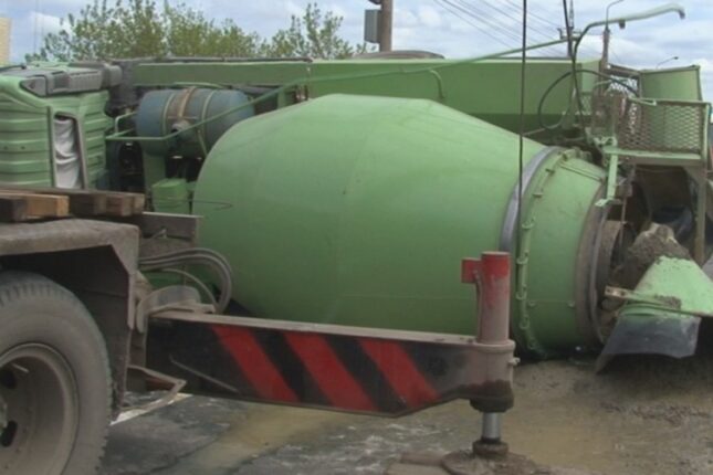 Betonqarışdıran maşın dərəyə aşdı – Sürücü öldü