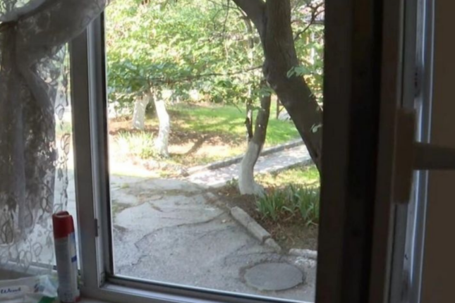 Bağçada müəlliməsi çəkiliş qrupunu görüb pəncərədən qaçdı – VİDEO