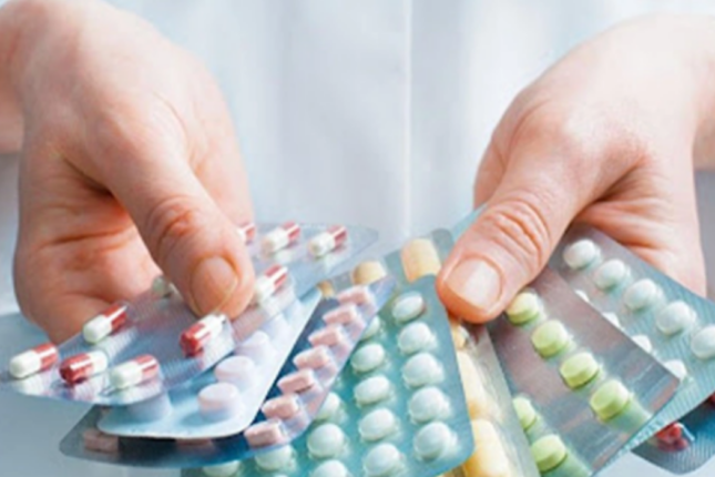 Aptekdə vətəndaşa vaxtı keçmiş vitamin satılıb? (VİDEO)