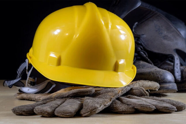 Zavodun damından yıxılan usta öldü