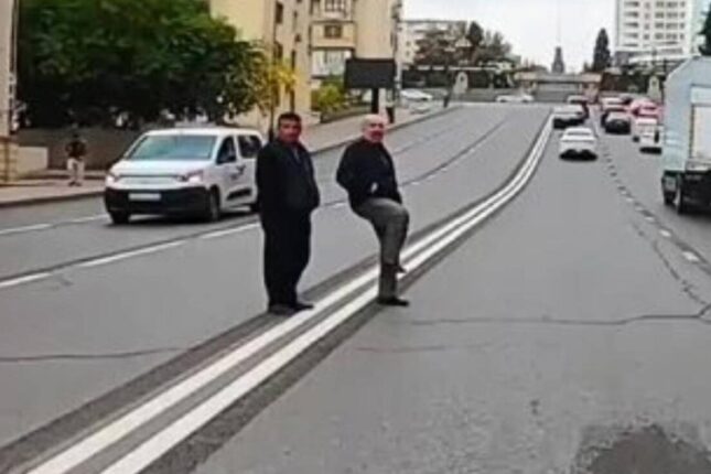 Bakıda kişi motosikletçini qəsdən yıxmaq istədi – VİDEO