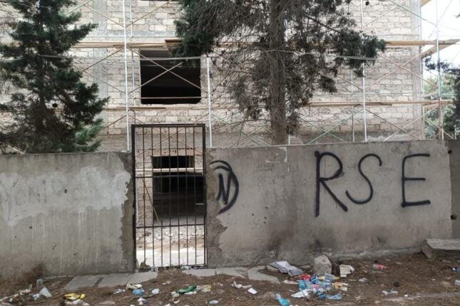 Sökülən məktəbdə biabırçı vəziyyət… Şagirdlər məktəbsiz qalıb – Foto