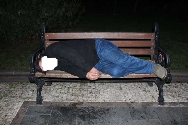 Bakıda nazirlik əməkdaşı sərxoş olub küçədə yatdı – Məxfi sənədlər oğurlandı