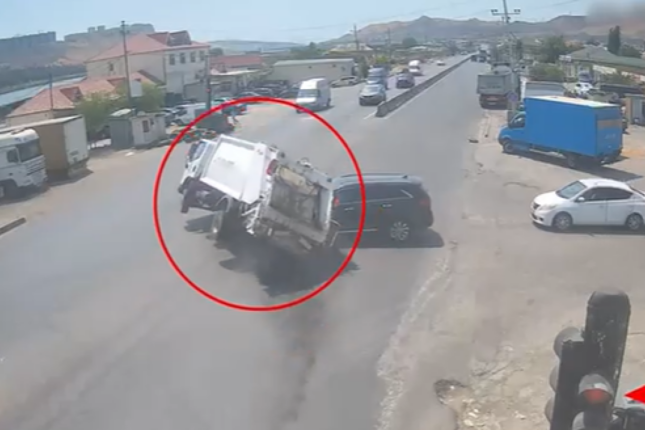 Bakıda zibil maşını aşdı – VİDEO