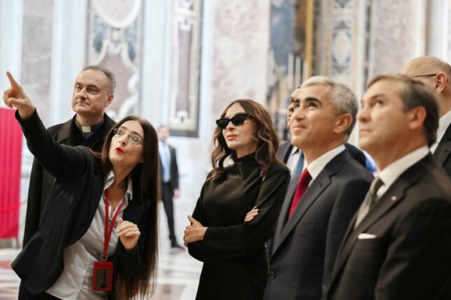 Birinci xanım Müqəddəs Pyotr Bazilikasındakı bərpa işləri ilə tanış oldu – FOTOLAR