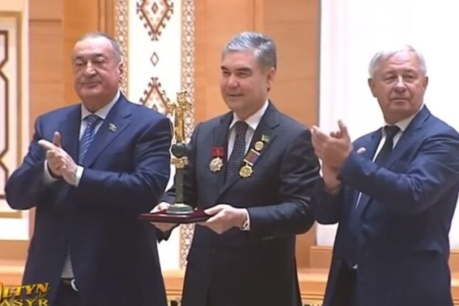 Bakıda tutulan QHT sədri Türkməmnbaşının yaxasına da saxta “Dədə Qorqud” ordeni asıbmış