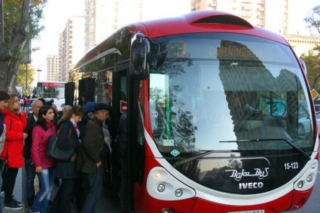 “Bakubus” sürücüsü sərnişinlərin başına oyun açdı- VİDEO