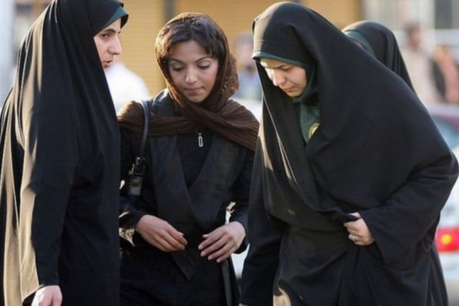 İranda hicab məsələsi hökumətlə mollaları üz-üzə qoyub