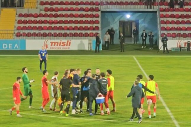 Millimizin üzvü dava saldı, stadionun şüşəsini sındırdı – Video