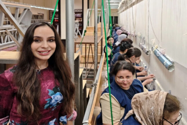 Leyla Əliyeva xalçaların toxunma prosesində iştirak etdi (VİDEO)