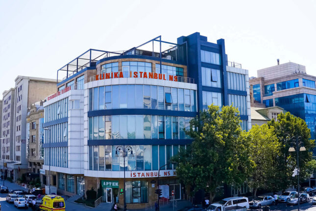 “İstanbul NS” klinikasında tibb təhsili olmayanlar həkimlik edir