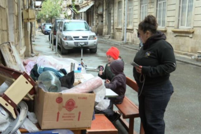 Bakıda ailə evindən çıxarıldı – Övladları küçədə dərs oxuyurlar – VİDEO