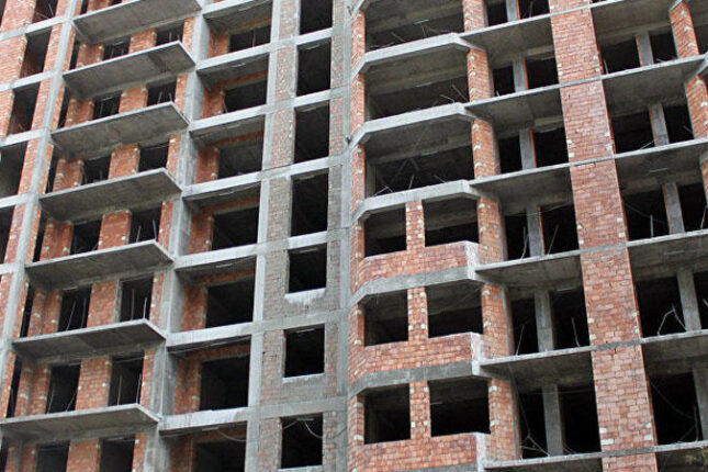 Yeni tikilən binada təhlükə: Mənzilin arakəsməsi aşmaq üzrədir (VİDEO)