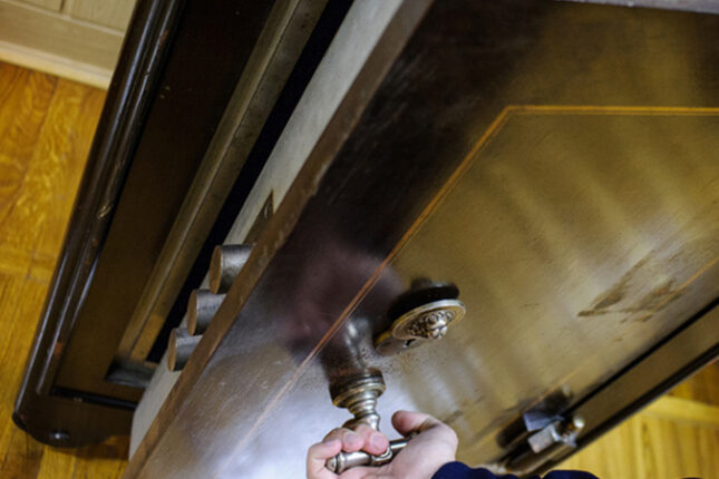 Məmurun evindən 340 min pul oğurlandı – Oğlunun sevgilisi həbs edildi