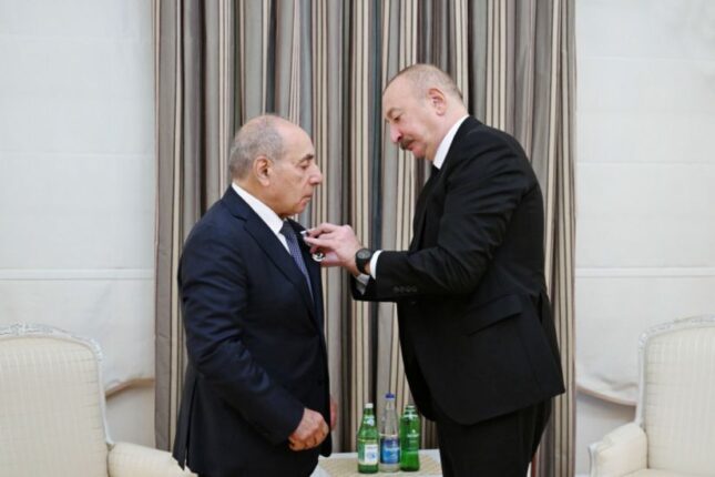 İlham Əliyev Yaqub Eyyubova “İstiqlal” ordenini təqdim edib