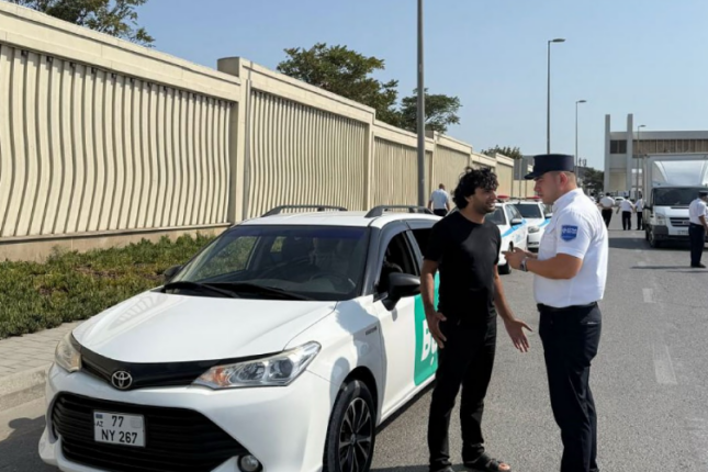 AYNA-nın qabağında uzun növbə yarandı – Taksi limitinə görə