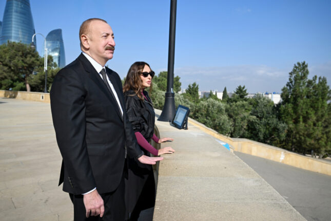 Prezidentlə xanımı Şəhidlər xiyabanında – Fotolar+Video