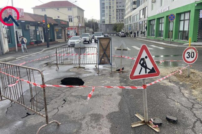 Badamdarda yol çökdü – Video