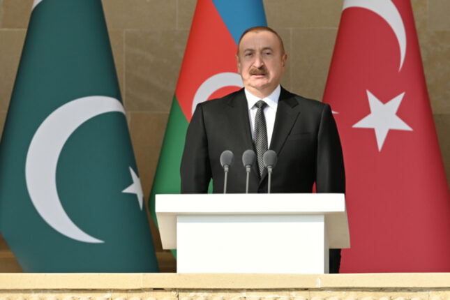 İlham Əliyev paradda çıxış etdi – Canlı