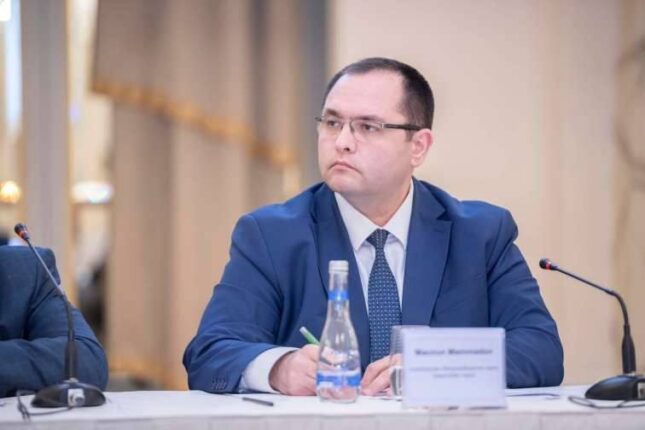 Bu qədər qalstuklu adam nə iş görür?