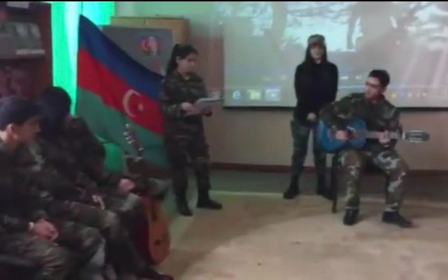 Şəhidimizin oğurlanan mavi gitarada ifası – “Ana, əsgər gedirəm” (VİDEO)