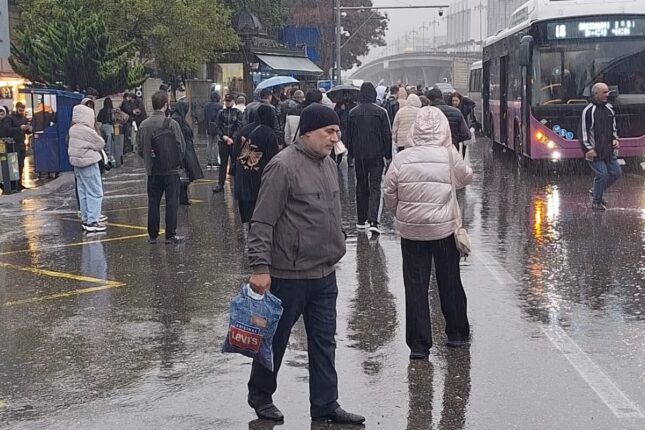 Bu ərazidə dayanacaq yox, hamilə qadınlar, qocalar su içində – FOTOLAR