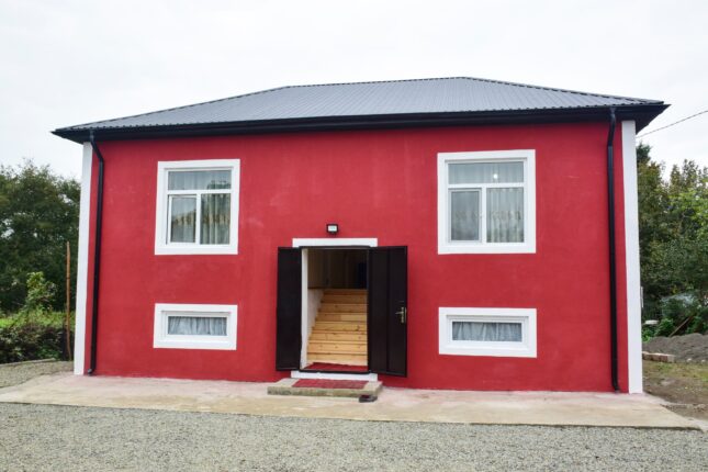 Ərkivanda sevinc dolu gün – evi yanan ailəyə yeni ev hədiyyə edildi-VİDEO