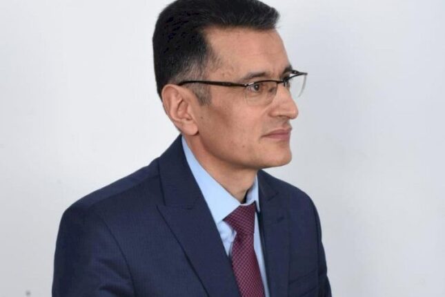 “Hansı vəzifəlini, bir az üzdə olan alimini, məmurunu qaldırırlar, altından milyonlar çıxır…”