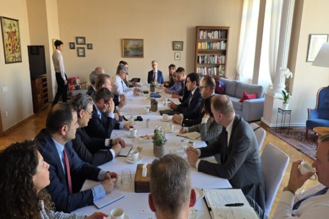 Hikmət Hacıyev NATO nümayəndə heyəti ilə sülh gündəliyini müzakirə edib