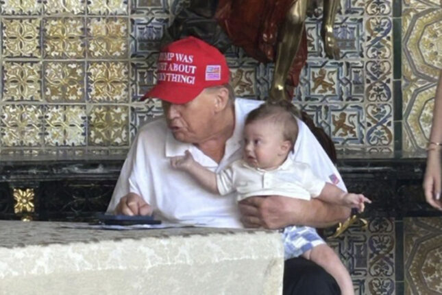 Tramp nəvəsi ilə – Foto