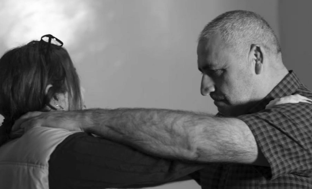 Həbsdən çıxan ata ayrı yaşamaq istəyən qızını qətlə yetirdi- VİDEO