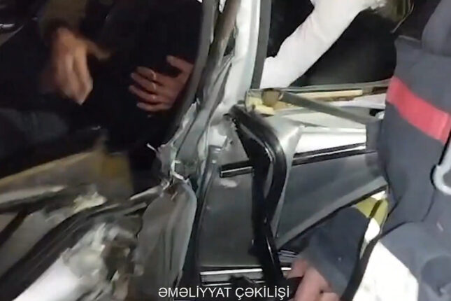 Maşında sıxılı vəziyyətdə qalan sürücü belə xilas edildi – VİDEO