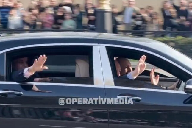 Liderlər paradı izləyənlərlə belə sağollaşdı – Video