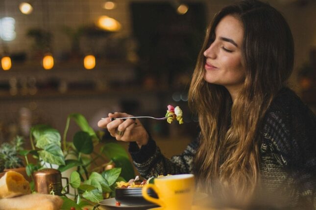 Yatmazdan əvvəl nə vaxt yeməyi dayandırmaq lazımdır: Mütəxəssislərin məsləhətləri