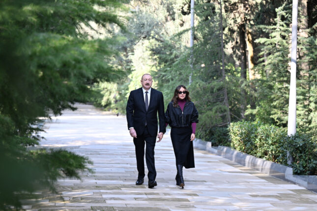 Prezident və xanımı Heydər Əliyevin məzarını ziyarət etdi – Fotolar, Video