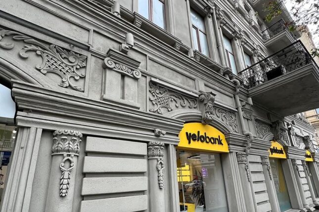 Mərkəzdə TƏHLÜKƏ… Tarixi binaya faciəyə səbəb olan üzlük vuruldu – Foto