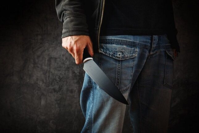 Anasının dolabda gizlənən tanışını bıçaqlayan gənclə bağlı QƏRAR