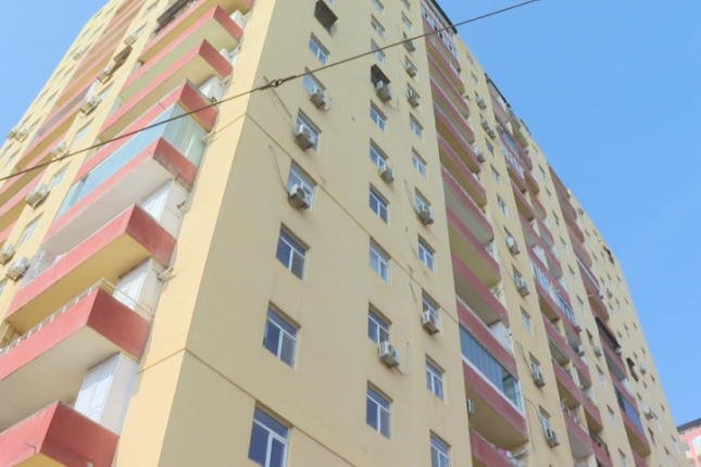 Liftdən qopan dəmir parçası gənc qıza xəsarət yetirib (VİDEO)