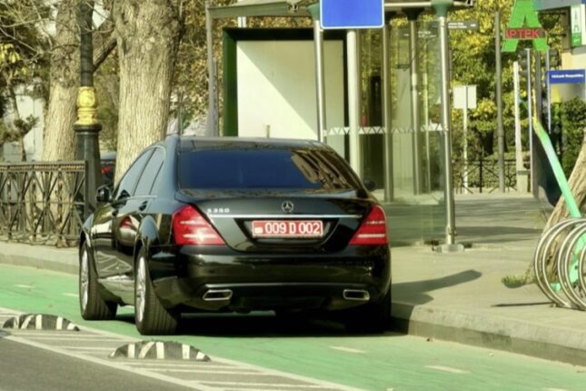 Bakıda səfirlik maşını qaydaları pozdu – FOTO