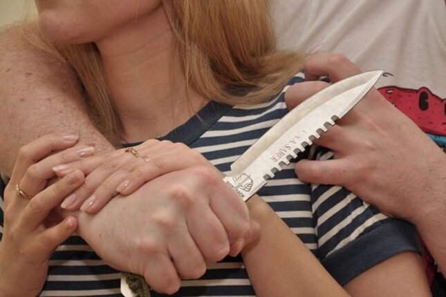 Qadın işlədiyi mağazada bıçaqlanıbmış – Qaçsa da, əri ona çatıb…