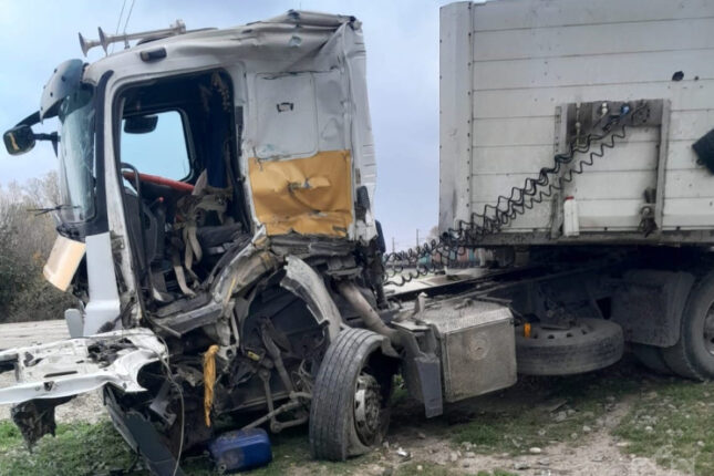 Şabranda qatar evakuatorla toqquşub, sürücü ağır yaralanıb-FOTO