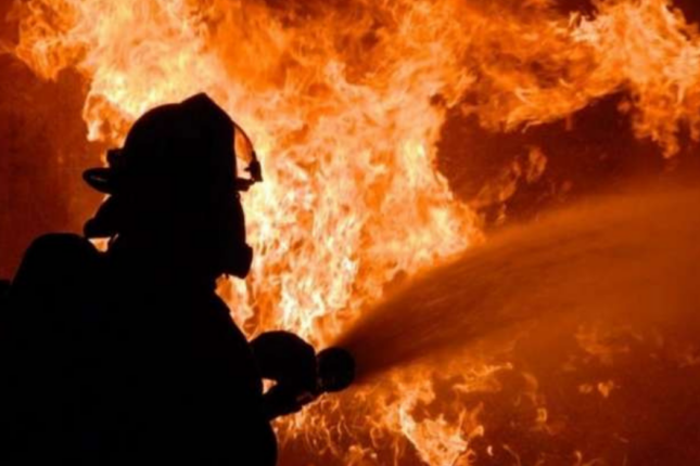 Yanan evdəkiləri xilas etmək istəyən qonşu da öldü – Foto